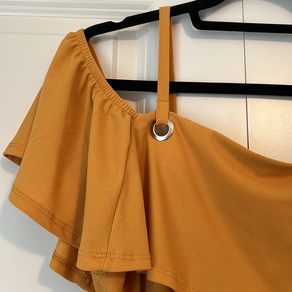 NWOT Mustard yellow on/off the shoulder top. - Picture 2 of 3